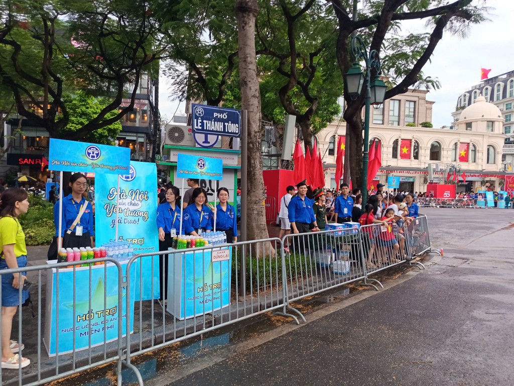 Tình nguyện dọn rác trong đêm, lan tỏa ý thức bảo vệ môi trường