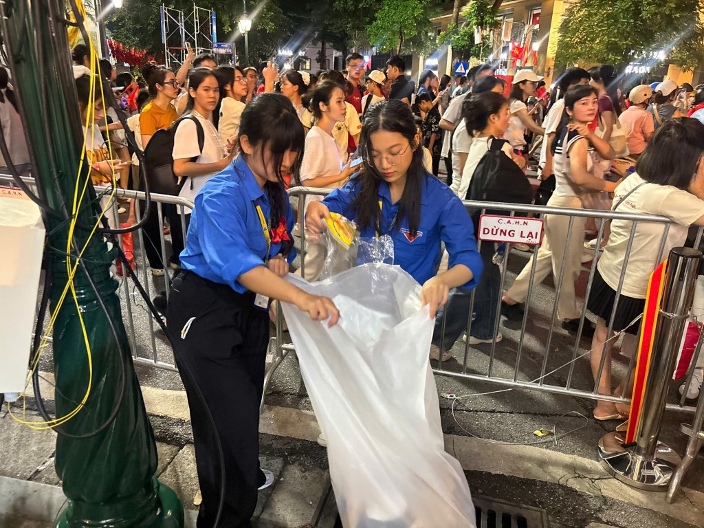 Tình nguyện dọn rác trong đêm, lan tỏa ý thức bảo vệ môi trường