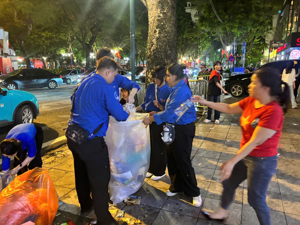 Tình nguyện dọn rác trong đêm, lan tỏa ý thức bảo vệ môi trường