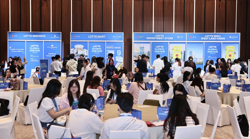 Không gian booth tuyển dụng của các công ty thành viên thuộc Tập đoàn LOTTE tại Việt Nam