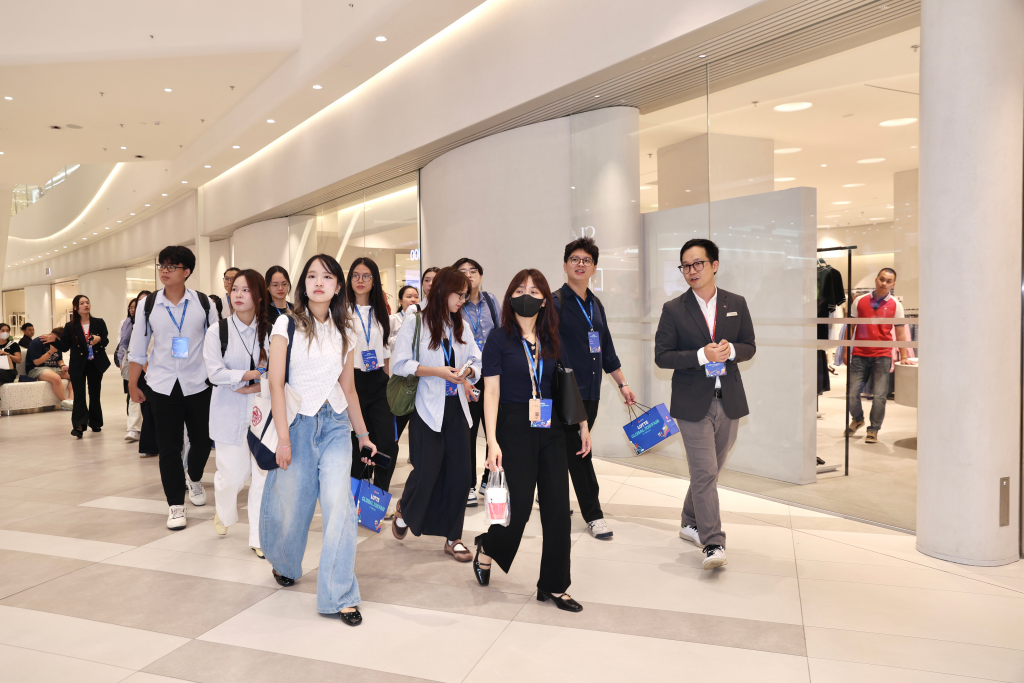 Các ứng viên tham gia hoạt động Company Tour