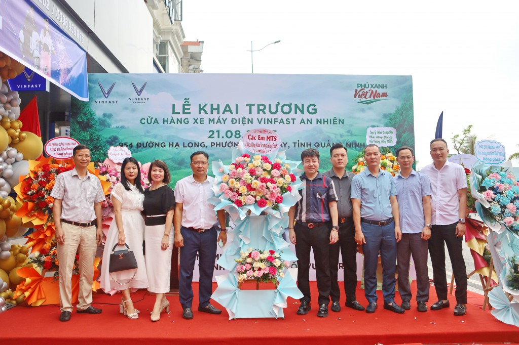 Cửa hàng được nhiều người dân trên địa bàn quan tâm tới chúc mừng