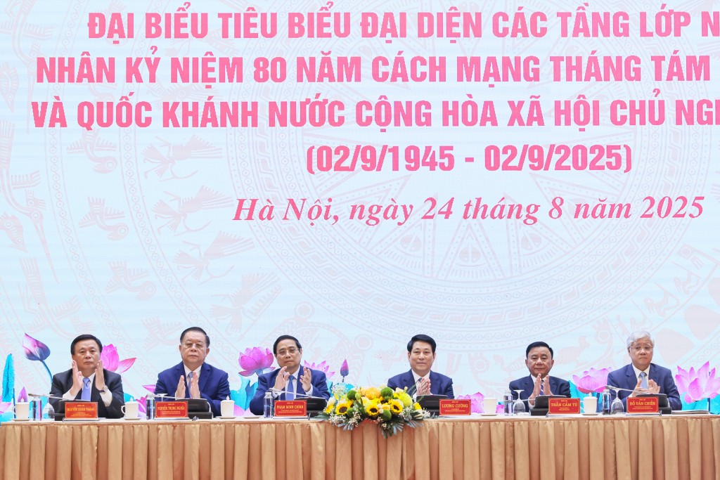 Các đồng chí lãnh đạo Đảng, Nhà nước, Mặt trận Tổ quốc Việt Nam dự và chủ trì hội nghị.