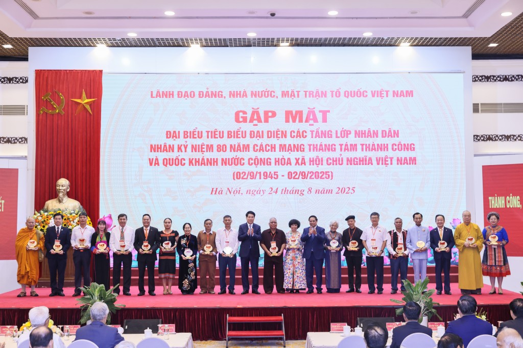 Lãnh đạo Đảng, Nhà nước trao tặng biểu trưng kỷ niệm và quà cho doanh nhân Đỗ Quang Hiển (thứ 3 từ bên phải qua) cùng các đại biểu vì đã có những thành tích xuất sắc trong công tác an sinh xã hội, hỗ trợ cộng đồng