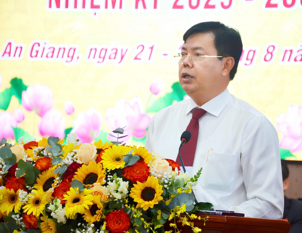  Bí thư Tỉnh ủy An Giang Nguyễn Tiến Hải biểu dương, đánh giá cao và chúc mừng những thành tích mà Đảng bộ UBND tỉnh nỗ lực đạt được trong nhiệm kỳ qua.