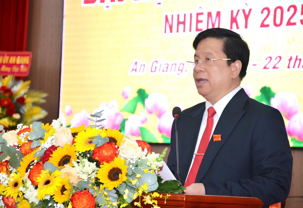Chủ tịch UBND tỉnh An Giang Hồ Văn Mừng phát biểu, nhấn mạnh những kết quả toàn diện đạt được trong nhiệm kỳ 2020 – 2025.