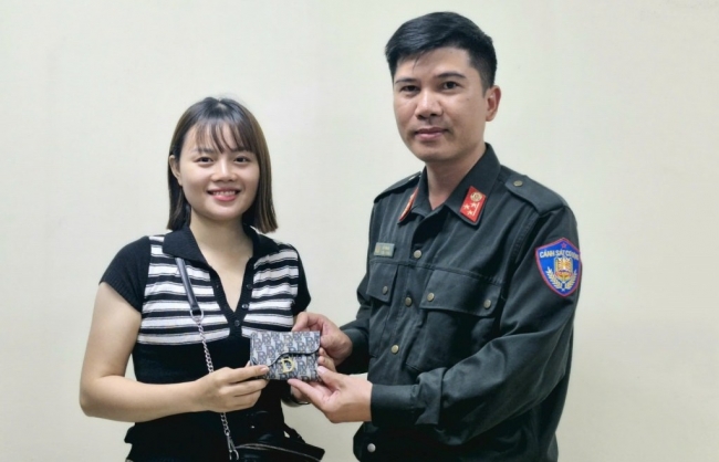 Cảnh sát cơ động Hà Nội trả lại tài sản cho người đánh rơi tại sự kiện A80