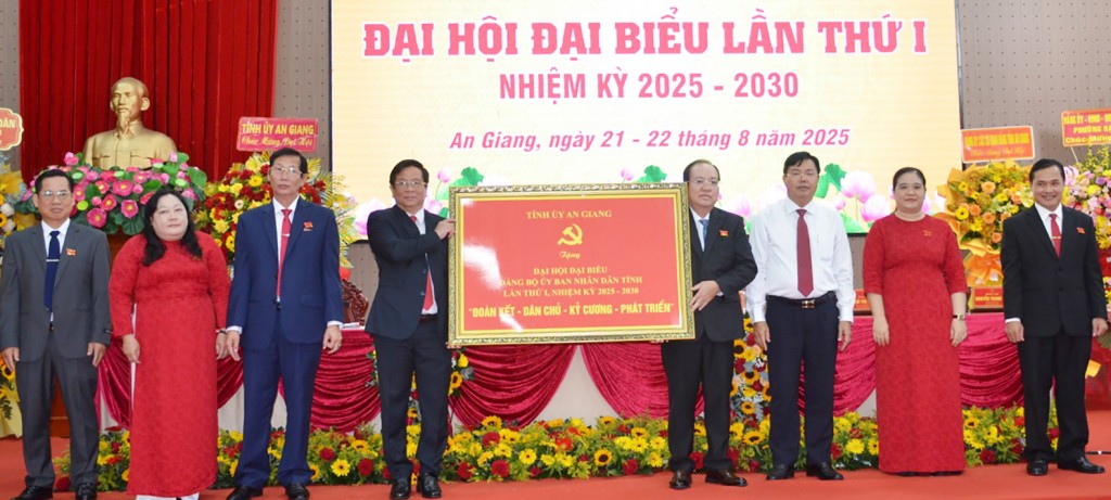 Bí thư Tỉnh ủy An Giang Nguyễn Tiến Hải trao tặng bức trướng chúc mừng Đại hội.