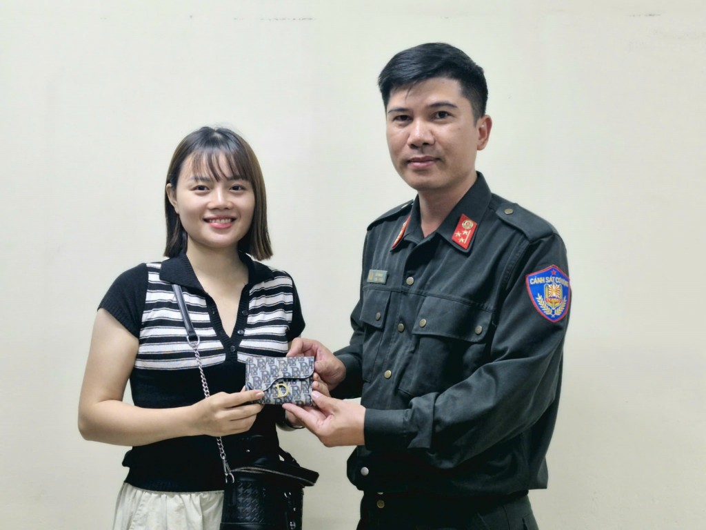Cảnh sát cơ động Hà Nội trả lại tài sản cho người đánh rơi tại sự kiện A80