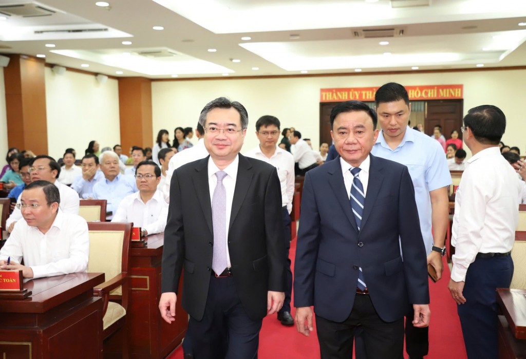 Thường trực Ban Bí thư Trần Cẩm Tú (bên phải) và ông Nguyễn Thanh Nghị đến dự hội nghị công bố quyết định của Bộ Chính trị sáng 25/8.