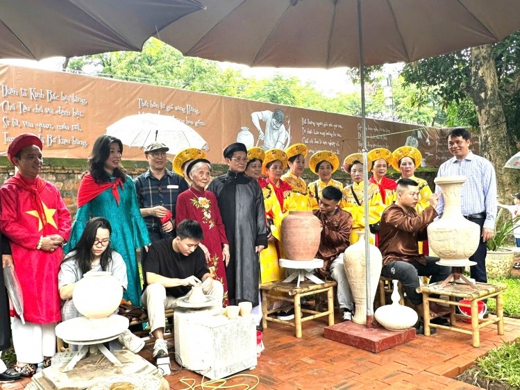 Khai mạc trưng bày "Tình đất và gốm"