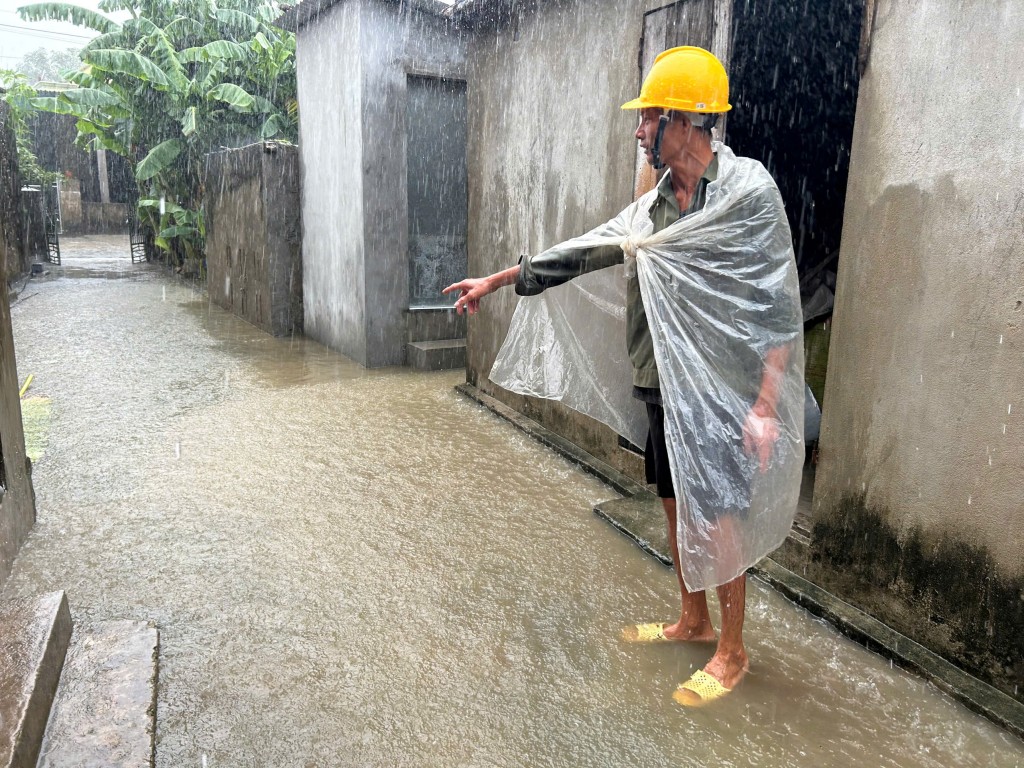 Theo nhiều người dân từ sáng sớm mưa lớn, nước tràn vào nhà gây ngập sâu một số khu vực (Ảnh CTV)