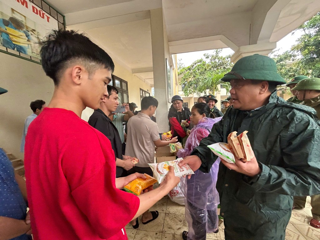 Chủ tịch UBND tỉnh Quảng Trị Trần Phong cùng đoàn công tác đã trực tiếp đến trường THCS Quảng Đông, nơi hàng trăm người dân đang sơ tán (Ảnh CTV)