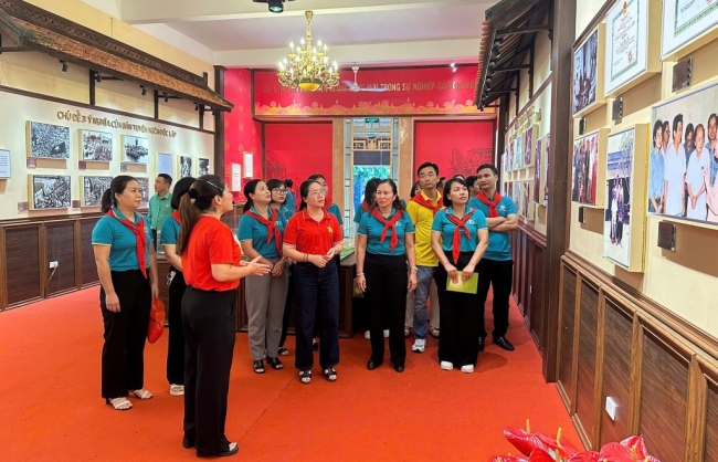 Chi bộ Ban Công tác Nông dân tổ chức học tập chuyên đề tại các địa chỉ đỏ