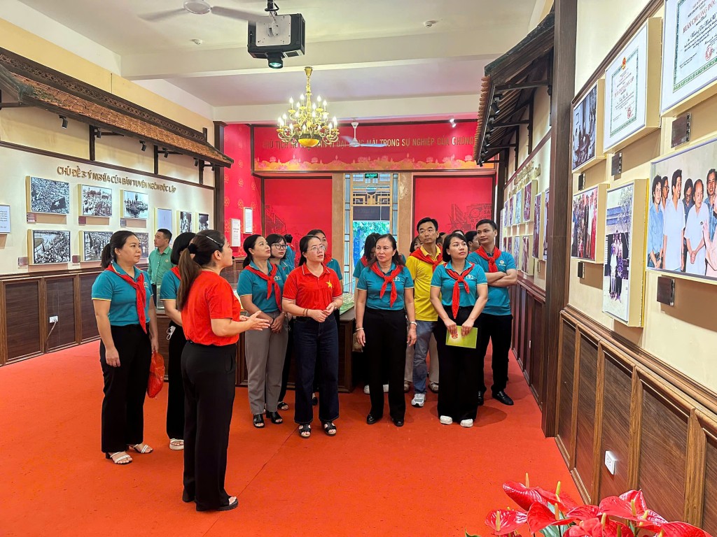 Chi bộ Ban Công tác Nông dân tổ chức học tập chuyên đề tại các địa chỉ đỏ