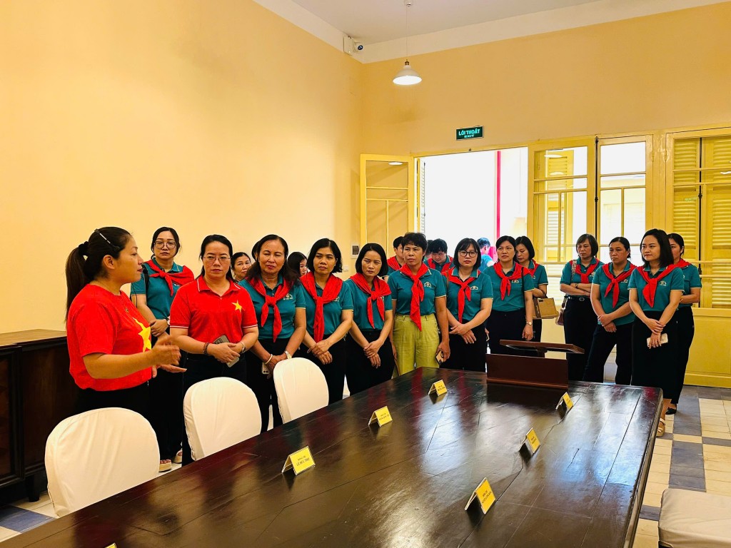 Chi bộ Ban Công tác Nông dân tổ chức học tập chuyên đề tại các địa chỉ đỏ