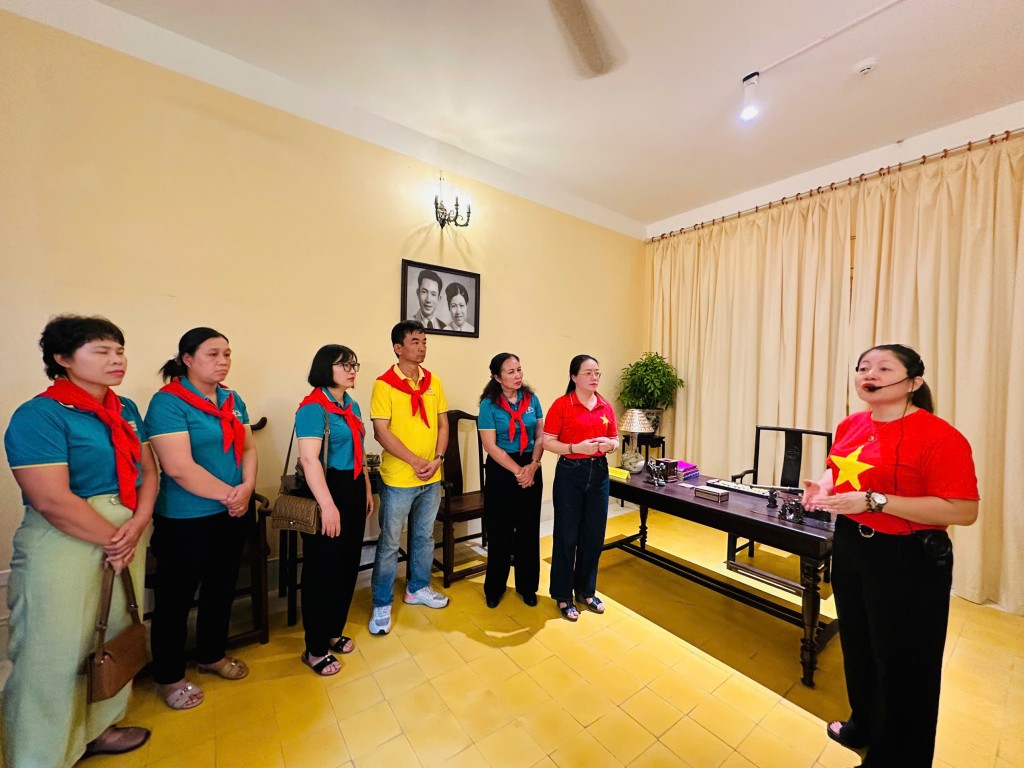 Chi bộ Ban Công tác Nông dân tổ chức học tập chuyên đề tại các địa chỉ đỏ