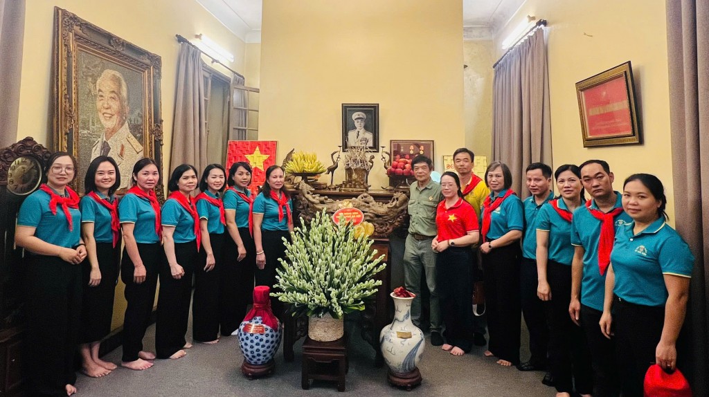 Chi bộ Ban Công tác Nông dân tổ chức học tập chuyên đề tại các địa chỉ đỏ