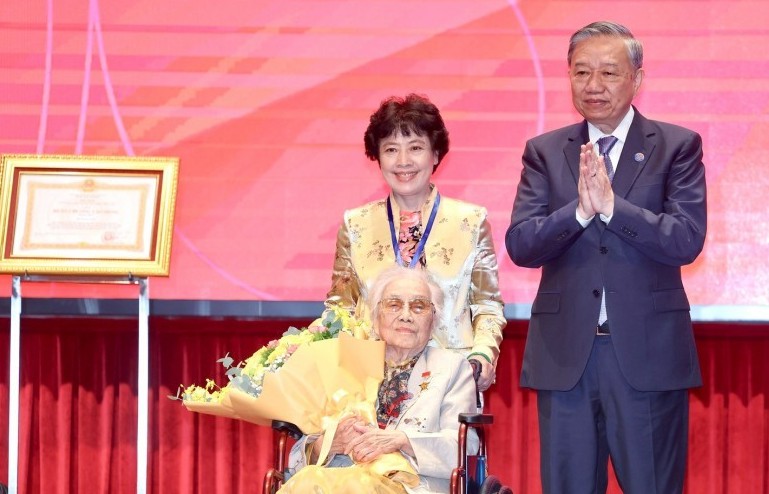 Tổng Bí thư Tô Lâm trao danh hiệu Anh hùng Lao động cho bà Nguyễn Thị Bình