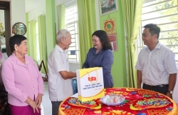 Lãnh đạo tỉnh Vĩnh Long thăm, tặng quà gia đình chính sách