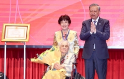 Tổng Bí thư Tô Lâm trao danh hiệu Anh hùng Lao động cho bà Nguyễn Thị Bình