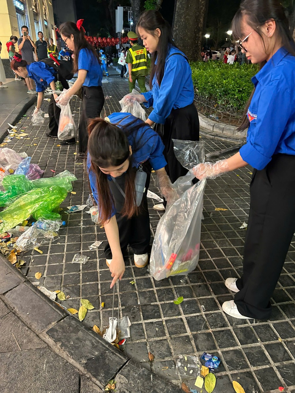 Lan toả tình yêu Tổ quốc bằng hành động thiết thực việc bảo vệ môi trường Lan toả tình yêu Tổ quốc bằng hành động thiết thực việc bảo vệ môi trường