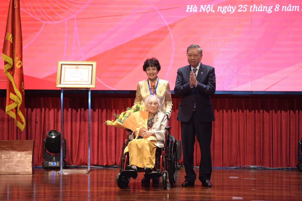 Tổng Bí thư Tô Lâm trao tặng danh hiệu Anh hùng Lao động cho bà Nguyễn Thị Bình