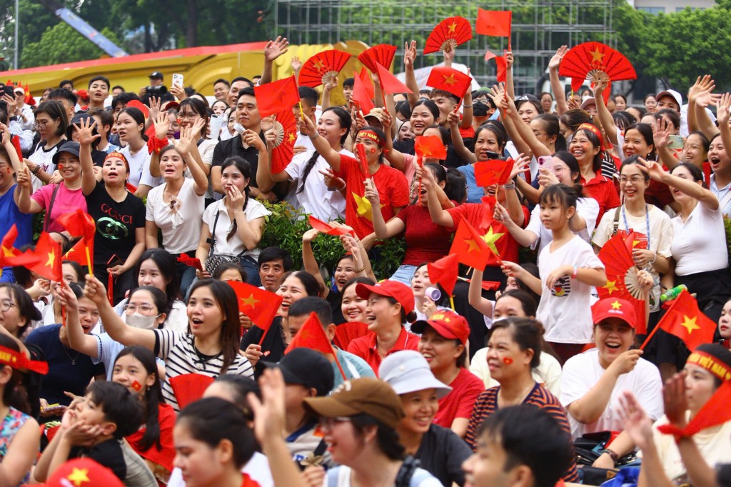 Người dân Thủ đô hào hứng chào đón các khối diễu binh.