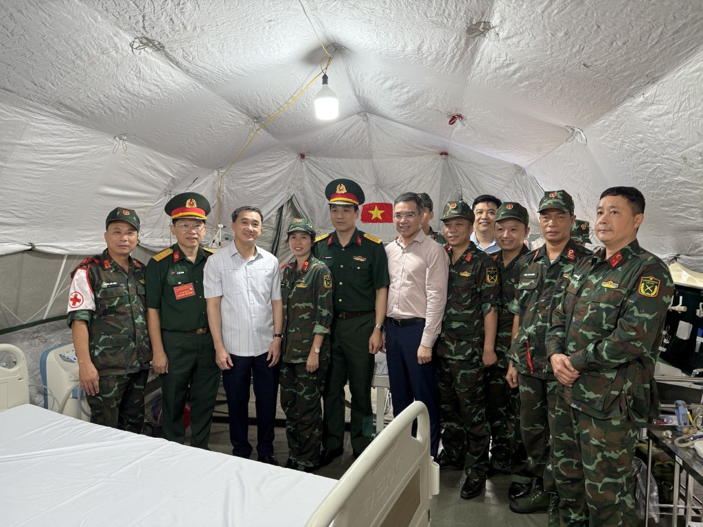 Thứ trưởng Trần Văn Thuấn và lực lượng quân y tại trạm cấp cứu khu vực đường Độc Lập.