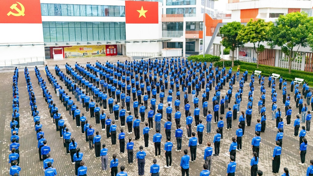 Ngoài gần 