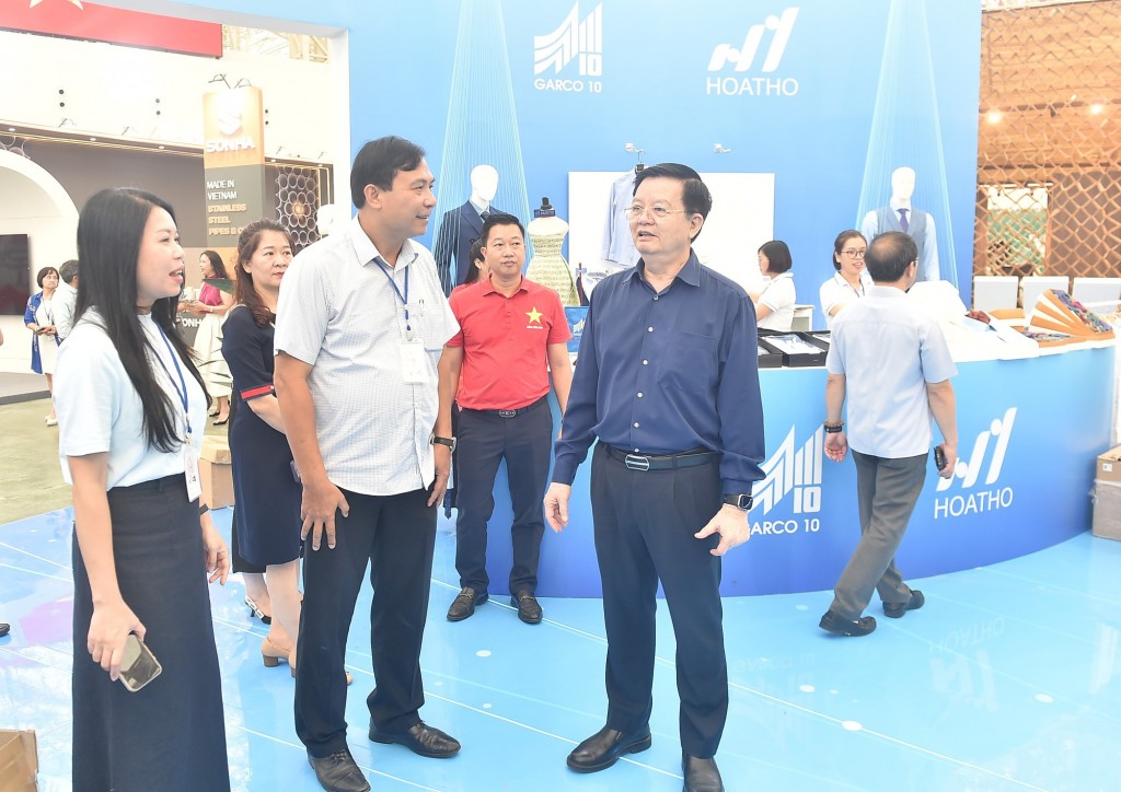 Phó Thủ tướng tham quan gian hàng của ngành dệt may - Ảnh: VGP/Giang Thanh