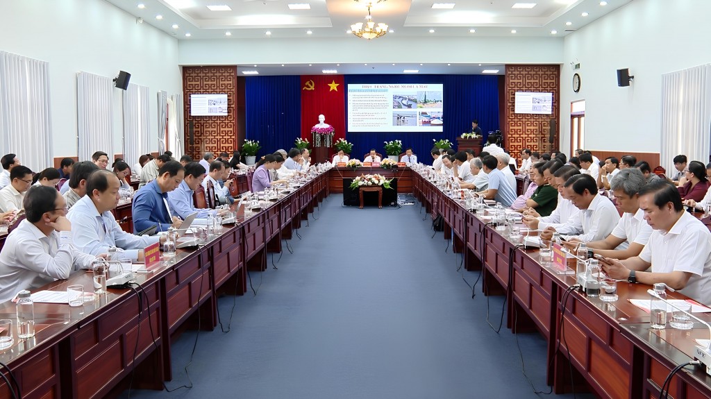 Hội thảo quy tụ lãnh đạo tỉnh, nguyên lãnh đạo và nhiều chuyên gia, nhà khoa học đóng góp ý kiến.