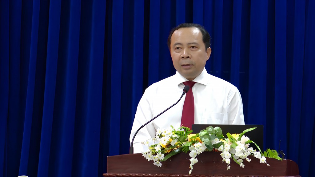 PGS. TS. Vũ Hải Quân phát biểu đề dẫn mở đầu cho buổi hội thảo.