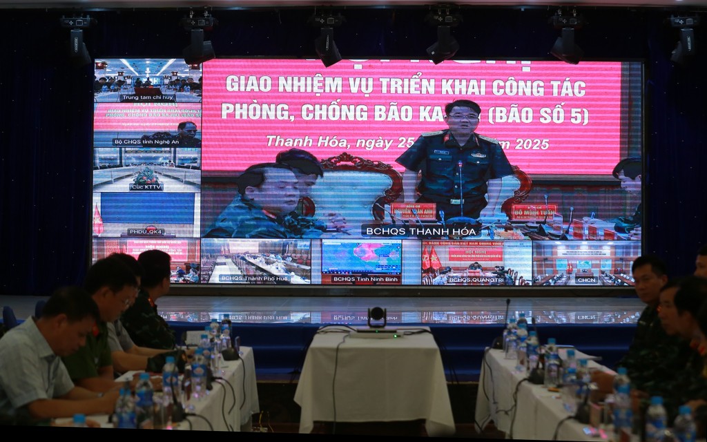 Đại diện Ban Chỉ huy phòng thủ dân sự tỉnh Thanh Hóa báo cáo tại cuộc họp - Ảnh: VGP/Minh Khôi