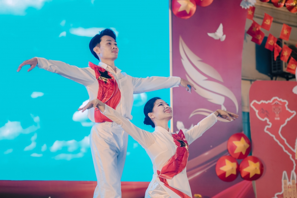 Chạm quá khứ - Viết tiếp tương lai