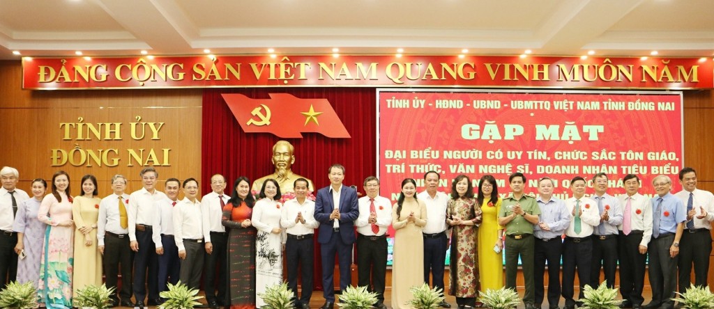 Lãnh đạo tỉnh Đồng Nai chuo5 ảnh cùng các đại biểu