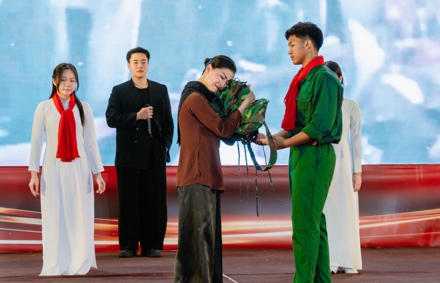 Chạm quá khứ - Viết tiếp tương lai