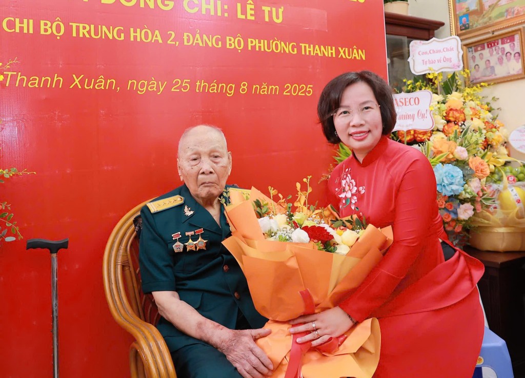 222 đảng viên phường Thanh Xuân nhận Huy hiệu Đảng