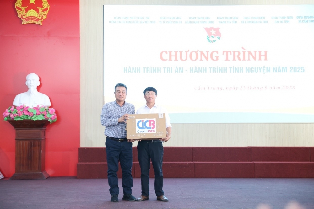 Đ/c Phan Huy Thắng – Phó Tổng Giám đốc CIC trao tặng 02 bộ máy tính cho xã Cẩm Trung