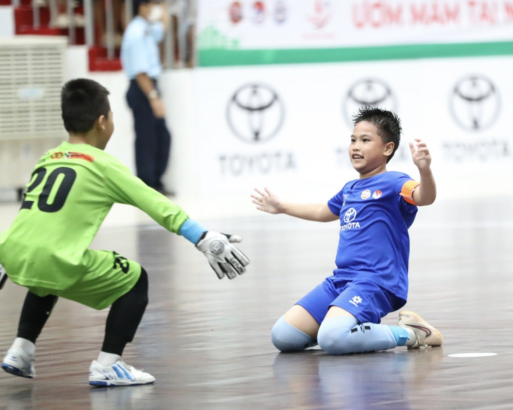 Đội trưởng Hà Sơn Bình ghi bàn mở tỷ số 1-0 cho U.9 Việt Hùng Thanh Hoá. 