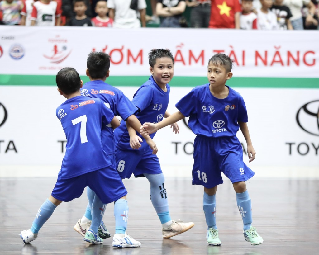 Niềm vui chiến thắng của các cầu thủ U.9 Việt Hùng Thanh Hoá.
