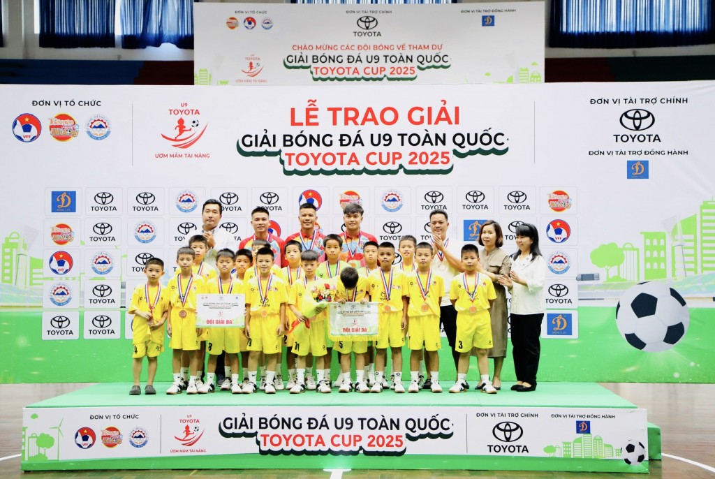 Hai đội U.9 CLB Hà Nội và U.9 SLNA nhận đồng Giải Ba