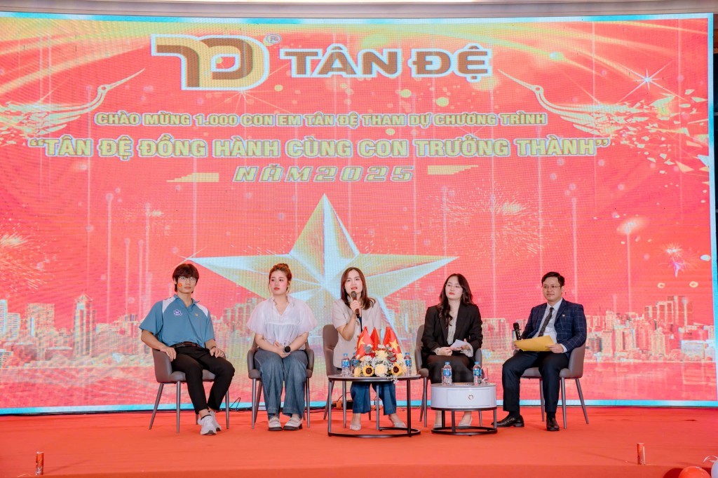 Các diễn giả cùng với con của người lao động Công ty Tân Đệ đối thoại, chia sẻ về chủ đề chọn nghề hiện nay và tư vấn định hướng nghề nghiệp. Các diễn giả cùng với con của người lao động Công ty Tân Đệ đối thoại, chia sẻ về chủ đề chọn nghề hiện nay và tư vấn định hướng nghề nghiệp.