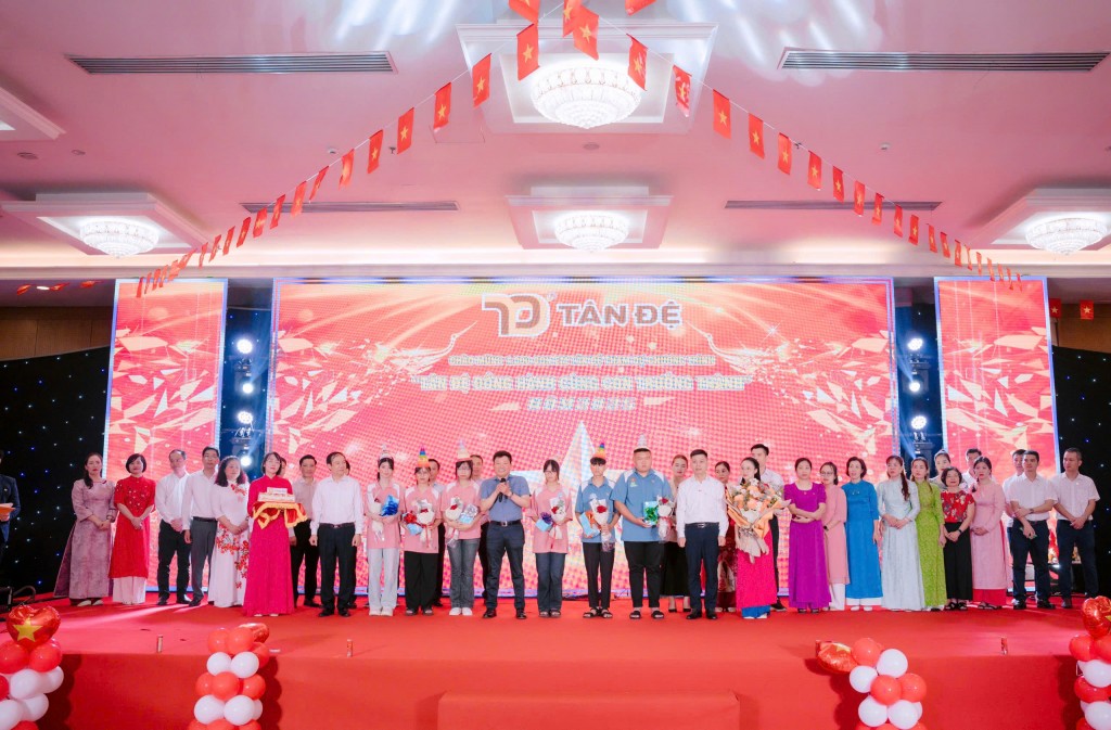 Lãnh đạo Công ty Tân Đệ chúc mừng sinh nhật con người lao động tại chương trình.