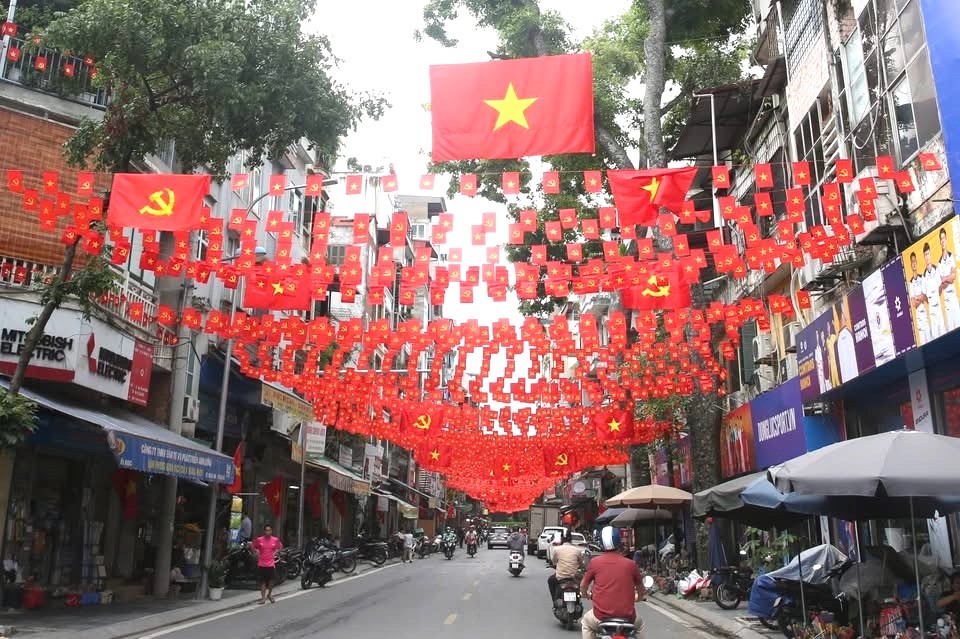 Những con phố Hà Nội rợp sắc đỏ
