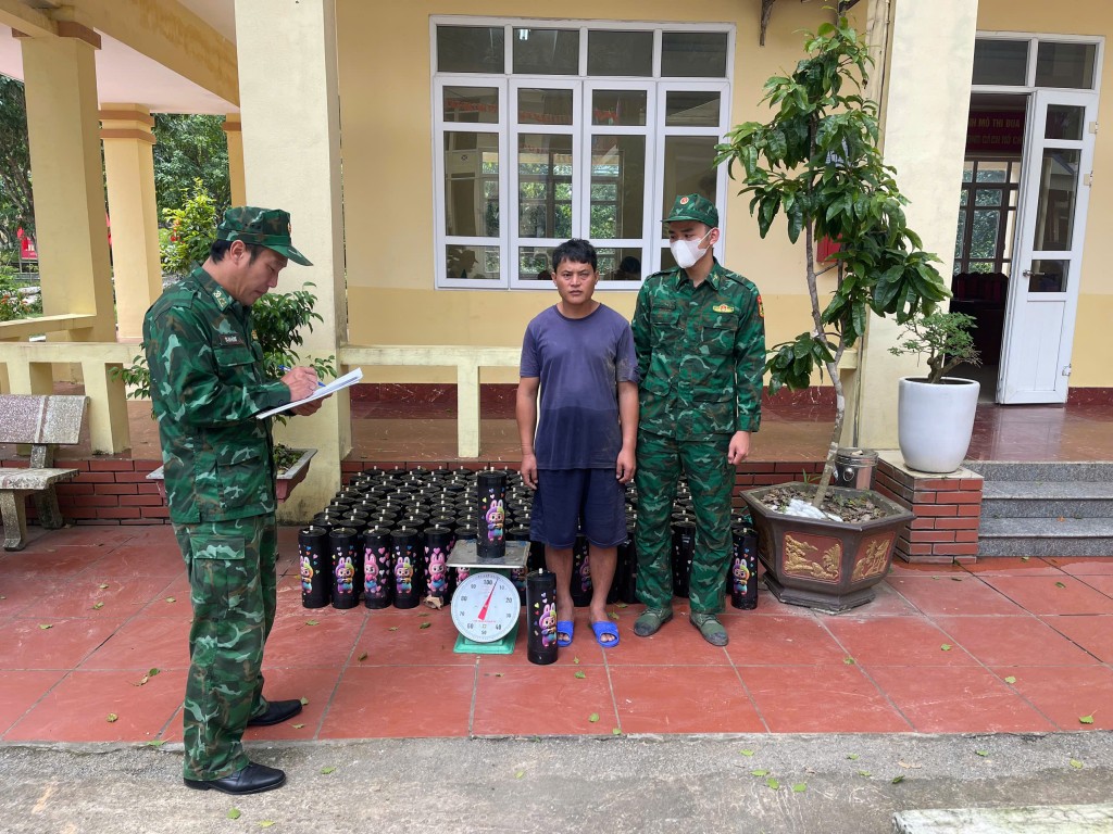 Bắt giữ 2 vụ vận chuyển và mua bán trái phép khí cười