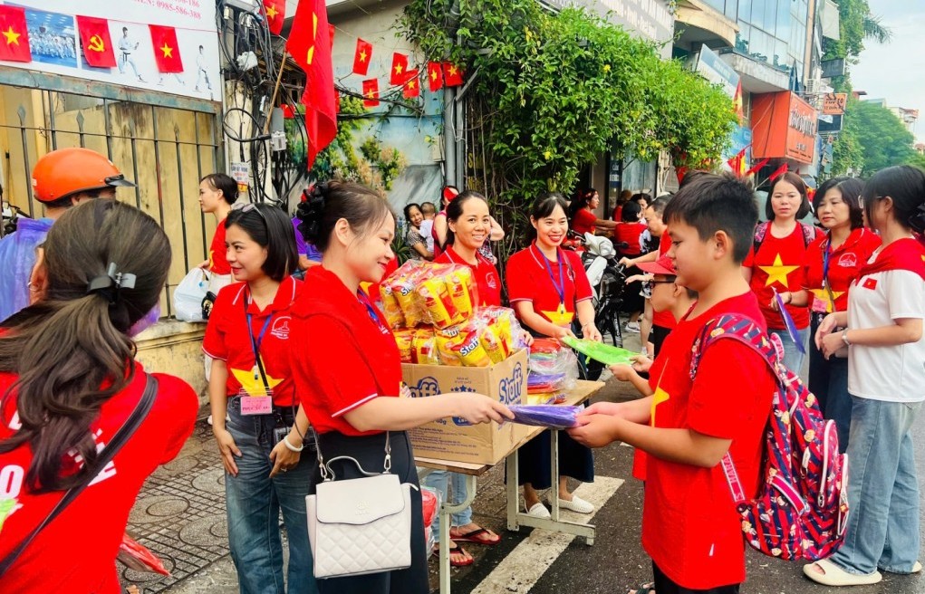 40 điểm phát miễn phí nhu yếu phẩm cho người dân xem diễu binh