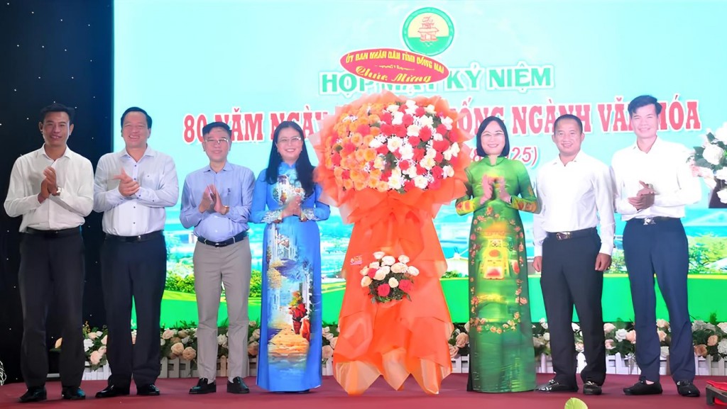 Phó Chủ tịch UBND tỉnh Đồng Nai Nguyễn Thị Hoàng (thứ 3 từ phải sang) tặng hoa chúc mừng ngành VH-TT-DL