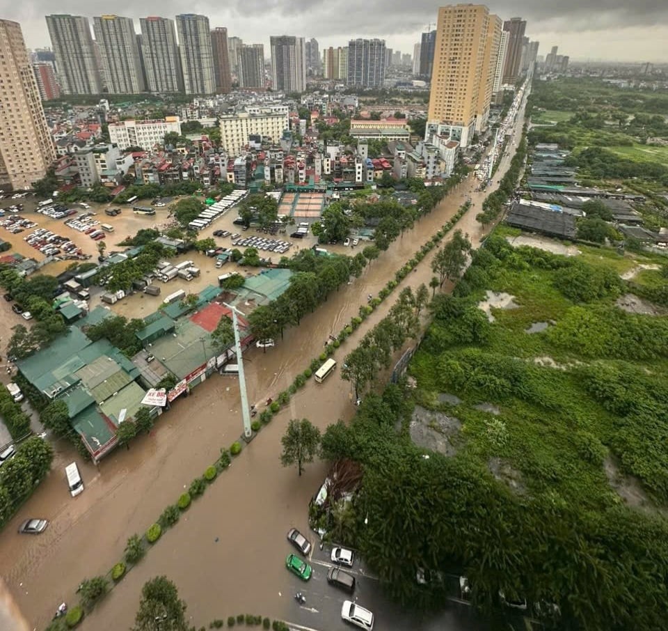 Ảnh hưởng bão số 5, Hà Nội nhiều tuyến phố chìm sâu trong nước
