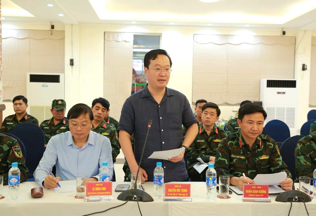 Bí thư Tỉnh ủy Nghệ An Nguyễn Đức Trung phát biểu tại cuộc họp.